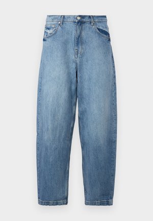 Világoskék, laza szabású farmernadrág, öt zsebes kialakítással és elhasználódott felülettel. A derékban gombos és cipzáros záródás található.