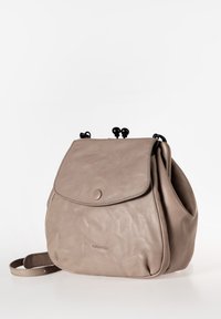Borsa a mano in pelle grigia chiara con forma arrotondata, chiusura a patta e accessori in metallo nero. Presenta una superficie strutturata e una tracolla regolabile.
