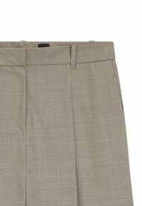 Pantaloni beige realizzati in tessuto testurizzato, con una vestibilità dritta, tasche laterali, passanti per la cintura e un sottile motivo a spina di pesce.