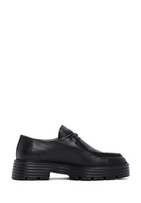 Mocassin en cuir noir avec semelle crantée épaisse et bout carré arrondi, doté d'un détail minimal de lacet sur le dessus.