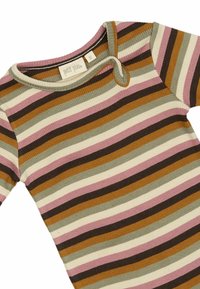 Camisa de manga larga a rayas en tejido acanalado, con colores: marrón, rosa, verde y crema. Escote redondo con detalles de ribete en contraste.