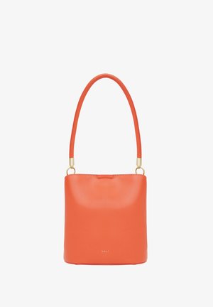 Oranje leren handtas met een gladde textuur, rechthoekige vorm, korte handgreep en gouden accenten. Minimalistisch ontwerp met subtiele branding.