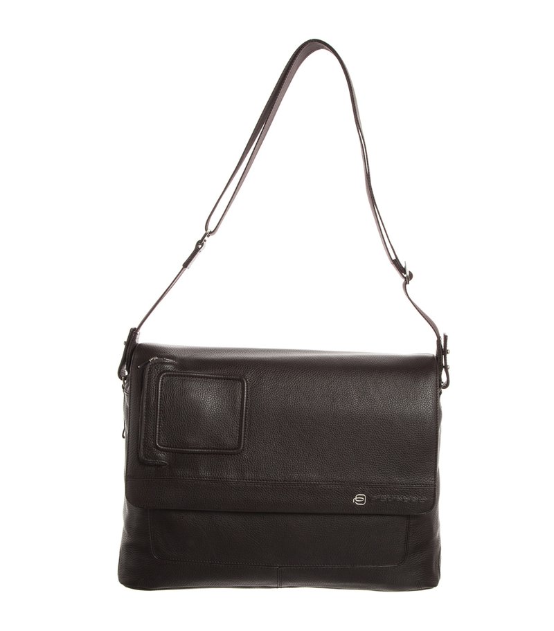 Borsa a tracolla nera in pelle con chiusura a pattina, tracolla regolabile, tasca frontale con zip e superficie liscia. Presenta un branding minimale.