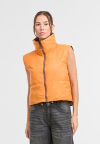 Oranžová bezrukávová vatovaná vesta s vysokým golierom a zapínaním na zips, vyrobená z ľahkej textúrovanej tkaniny a kontrastným hnedým zipsom.