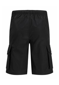 Μαύρα cargo σορτς με ελαστική μέση και τσέπες με καπάκι και στις δύο πλευρές, εμφανιζόμενα από πίσω σε λευκό φόντο.