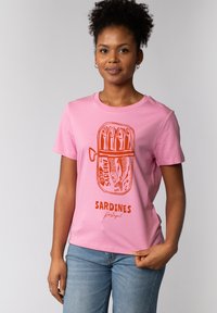Rosa Baumwoll-T-Shirt mit einer sardinenbüchsen Grafik in Orange und dem Text "SARDINEN Portugal." Kurze Ärmel und runder Halsausschnitt.