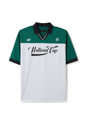 Polo shirt à manches courtes vert et blanc avec un col noir. "Coupe Nationale" imprimé en gras. Présente le numéro "32" et des accents de logo.