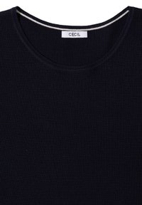 Pull en maille côtelée bleu foncé avec encolure ronde et étiquette de marque blanche "Cecil" cousue à l’intérieur du col.