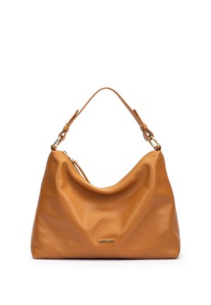 Bolso de hombro de cuero color marrón claro con superficie texturizada, una sola correa con anillos de tono dorado y un pequeño logo de la marca en metal en la parte frontal.