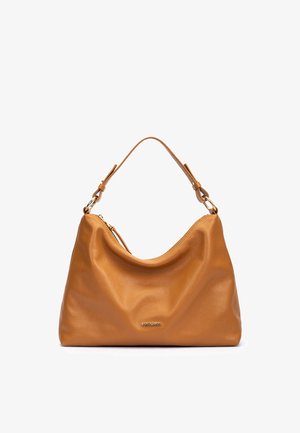 Bolso de hombro de cuero color marrón claro con superficie texturizada, una sola correa con anillos de tono dorado y un pequeño logo de la marca en metal en la parte frontal.