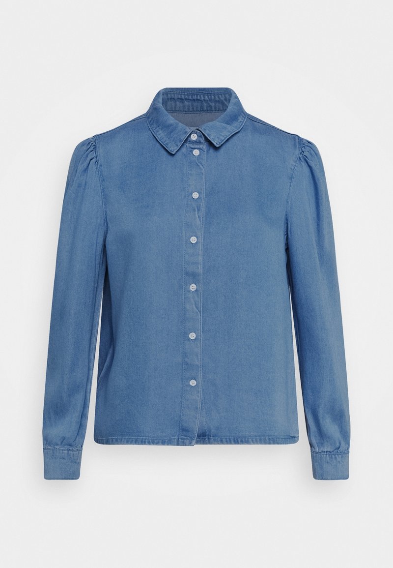 Denimová košile v světle modré barvě s knoflíkovým zapínáním, špičatým límcem a dlouhými rukávy s nařasením na ramenou.