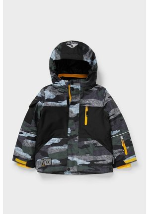 Giacca invernale per bambini con motivo camouflage, cappuccio, pannelli neri, dettagli gialli della zip e patch "North Ville" sull'orlo sinistro anteriore.
