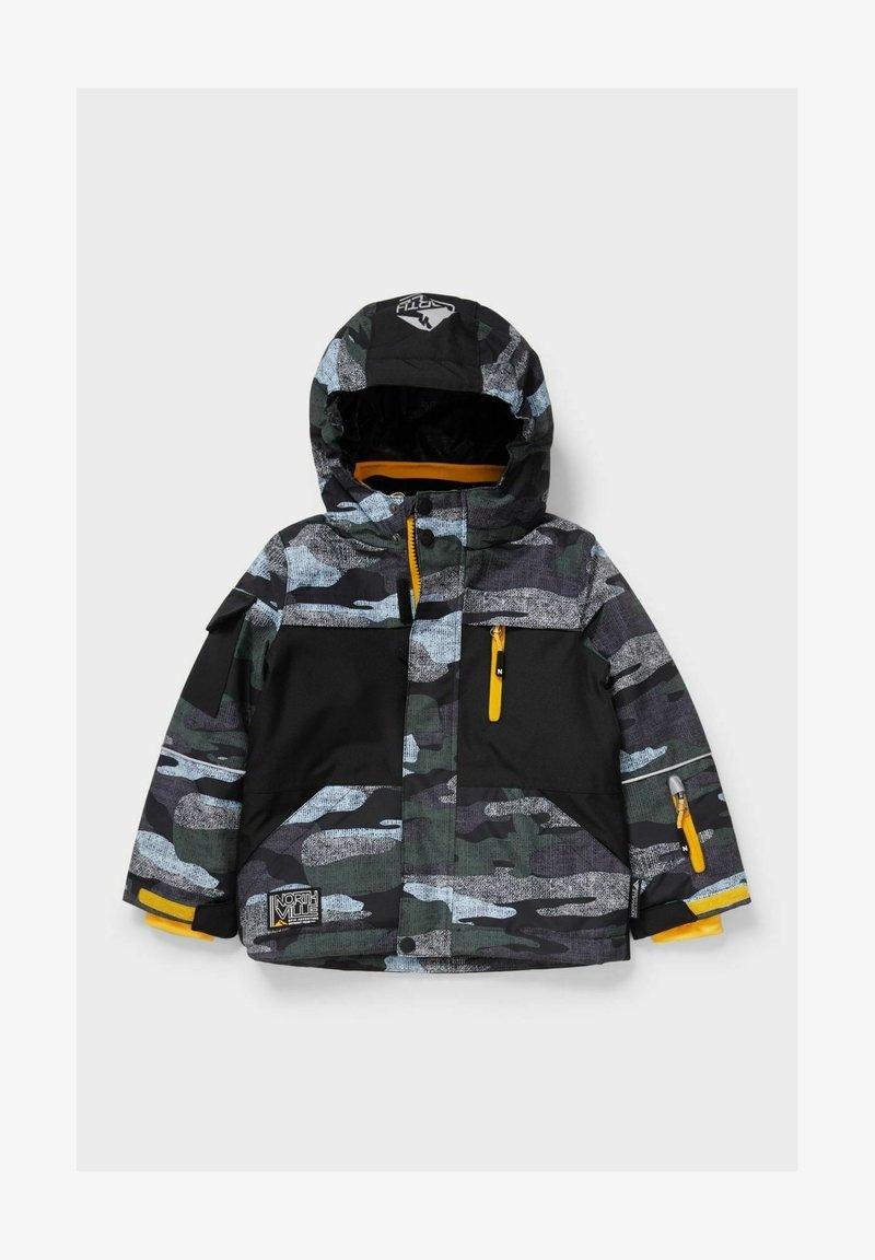 Winterjacke für Kinder in Tarnmuster mit Kapuze, schwarzen Einsätzen, gelben Reißverschlussakzenten und "North Ville"-Aufnäher am linken unteren Saum.