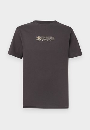 Ciemnoszara koszulka z krótkim rękawem z małym logo Quiksilver i japońskimi znakami w kolorze beżowym na piersi.