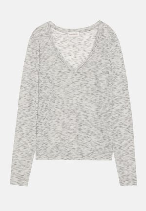 Haut gris à manches longues avec un décolleté en V, présentant une texture légèrement mouchetée et un matériau en tricot doux. L'étiquette indique "ANNA FIELD."