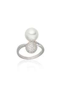 Anillo de plata con una gran perla blanca y un elemento esférico texturizado cubierto de pequeñas piedras claras. Diseño de banda lisa.
