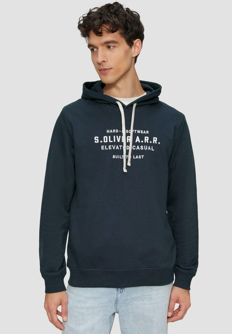 Felpa con cappuccio blu navy con laccetti bianchi e testo stampato sul davanti. Polsini e orlo a costine. Tessuto morbido con una vestibilità comoda.