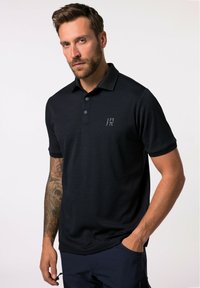 Polo shirt blu scuro realizzato in tessuto testurizzato, con colletto a tre bottoni, maniche corte e un logo sottile sul petto.