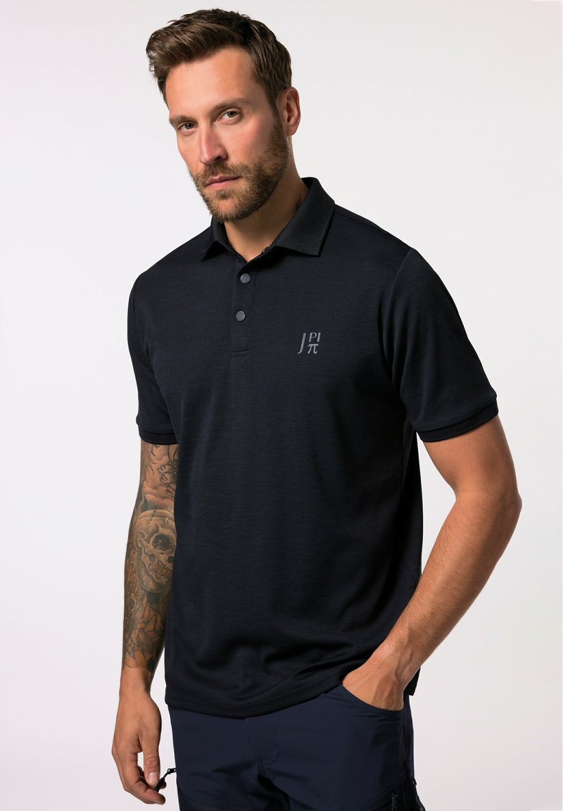 Polo shirt blu scuro realizzato in tessuto testurizzato, con colletto a tre bottoni, maniche corte e un logo sottile sul petto.