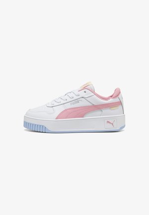 Witte laag-top Puma sneaker met een roze streep, roze voering, lichtblauwe zool, vetersluiting en Puma-logo op de zijkant en de hiel.