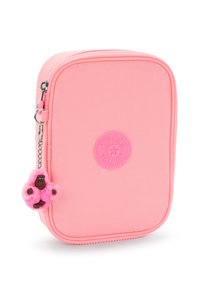 Růžový nylonový batoh zaobleného obdélníkového tvaru, s výraznou nášivkou loga a huňatým přívěškem. Zapínání na zip.