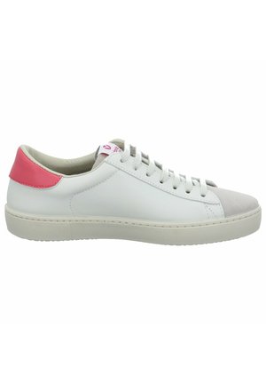 Trainers - white