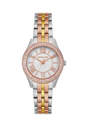 Reloj redondo de plata, oro rosa y oro con bisel incrustado de cristales, números romanos, tres agujas y brazalete de metal enlazado.