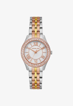 Reloj redondo de plata, oro rosa y oro con bisel incrustado de cristales, números romanos, tres agujas y brazalete de metal enlazado.