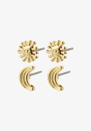 Zwei Paar Ohrstecker in Goldton, eines geformt wie stilisierte Sonnen mit Augen, das andere geformt wie Mondsicheln.