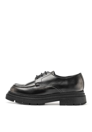 Zapatos de cuero negro con puntera redondeada, suela de goma negra gruesa y diseño de cordones. Presentan un suave acolchado y un acabado pulido.