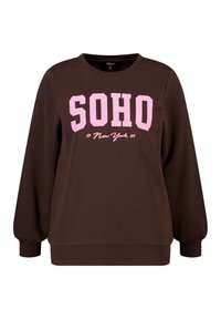 Bruine sweatshirt met lange mouwen, voorzien van een roze grafische tekst "SOHO 19 New York 89" op de voorkant. Ribgebreide manchetten en onderrand. Zachte stofstructuur.