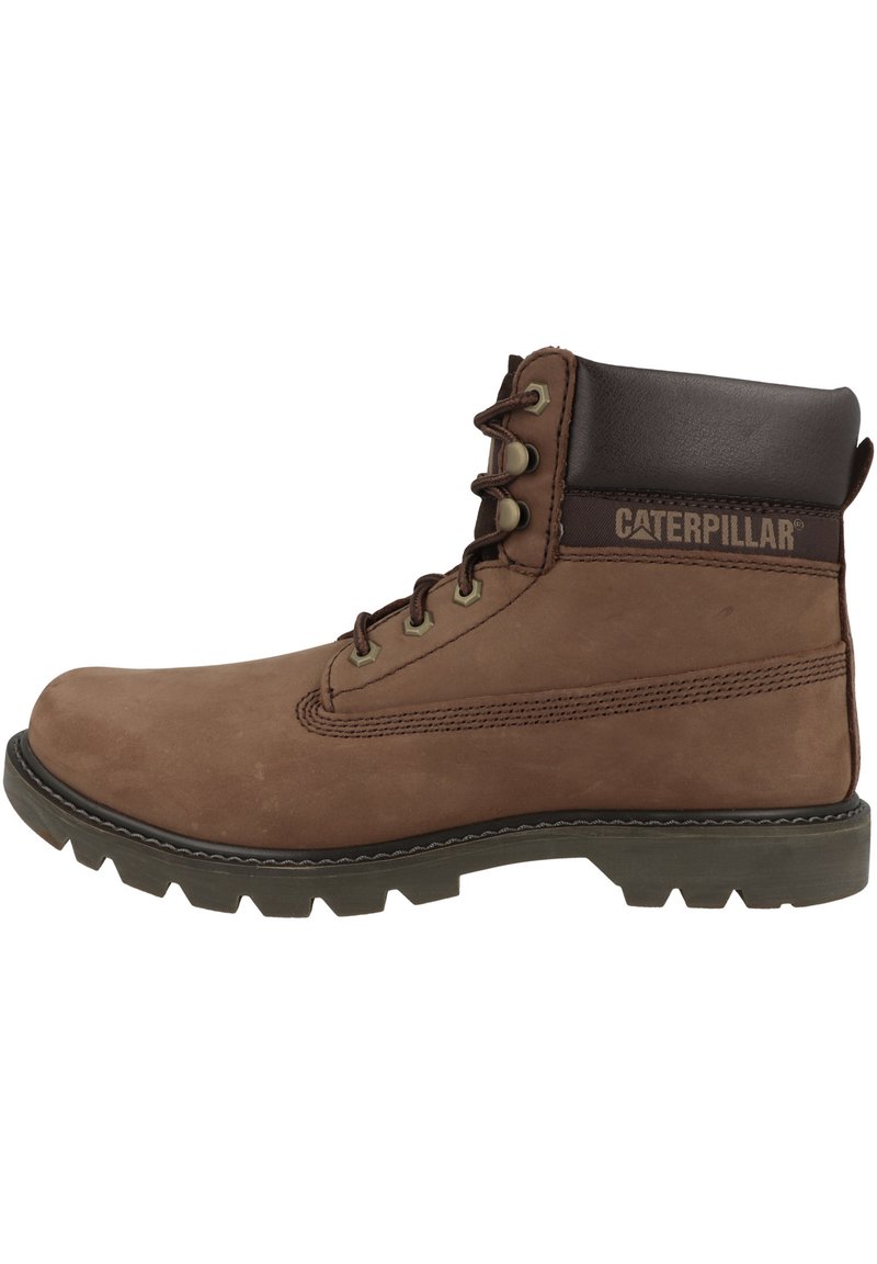 Stivale da lavoro in pelle marrone con suola in gomma, colletto imbottito marrone, occhielli in metallo e dettagli di cucitura laterale. Logo Caterpillar sul tallone.