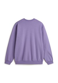 Sudadera morada con mangas largas, cuello redondo, puños acanalados y una textura suave. La parte posterior es lisa, sin ningún patrón ni logotipos.