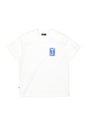 Witte T-shirt met korte mouwen en ronde hals, met een blauwe zakprint waarop een grote witte letter "J" en kleine verticale tekst staan.