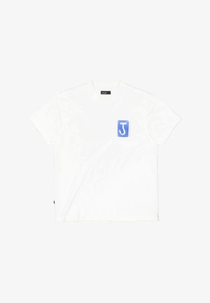 Witte T-shirt met korte mouwen en ronde hals, met een blauwe zakprint waarop een grote witte letter "J" en kleine verticale tekst staan.