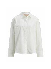 Camisa blanca de manga larga con botones, hecha de una tela suave, que presenta un cuello con solapa y un corte recto, con detalles de botones en la parte frontal.