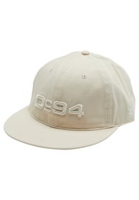 Beige Mütze mit gebogenem Schirm, die auf der Vorderseite die gestickte Aufschrift "D94" in Weiß und an der Seite einen kleinen Sternakzent zeigt. Aus Baumwollmaterial.