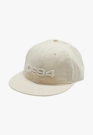 Beige Mütze mit gebogenem Schirm, die auf der Vorderseite die gestickte Aufschrift "D94" in Weiß und an der Seite einen kleinen Sternakzent zeigt. Aus Baumwollmaterial.
