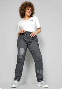 MIAMODA Teplákové kalhoty - gray denim