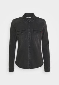 Camicione in denim nero a maniche lunghe con chiusura a bottoni frontale, due tasche sul petto con alette a botone e colletto a punta.