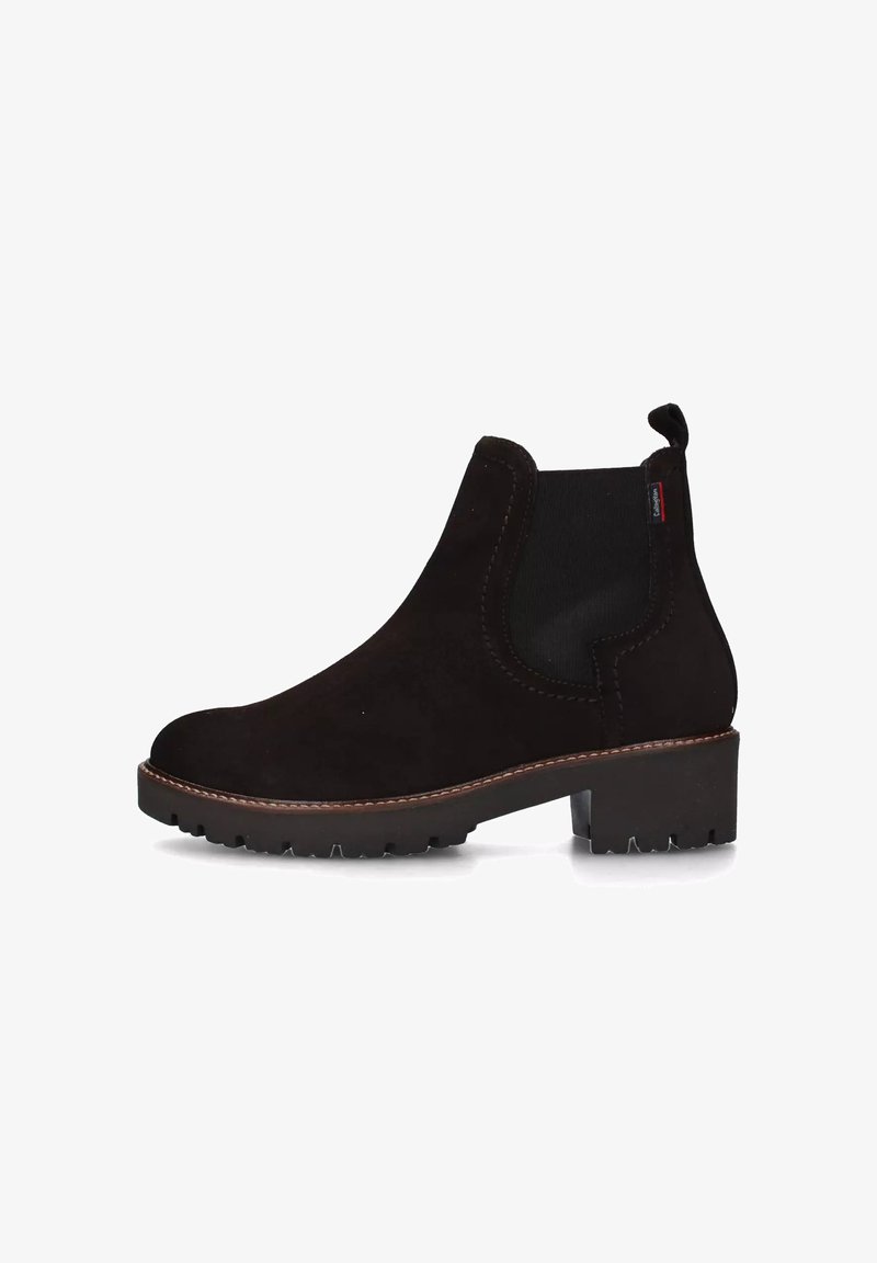 Stivaletto Chelsea in suede nero con pannelli laterali elastici, linguetta per infilare e suola in gomma testurizzata, caratterizzato da un bordo cucito a contrasto.