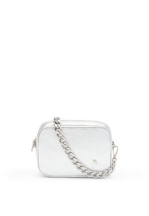 Pequeño bolso bandolera rectangular de cuero plateado con cierre de cremallera y cadena gruesa de plata sobre fondo blanco.