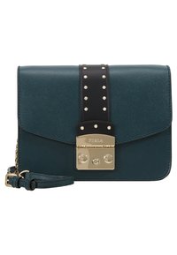 Borsa a tracolla in pelle verde scuro con tracolla nera borchiata e chiusura a lucchetto in ottone, dotata di tracolla rimovibile e regolabile.