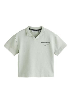 Hellgrünes kurzärmeliges Polohemd mit kleinem Kragen und "ALLSAINTS"-Branding in schwarzen Buchstaben auf der linken Brust.
