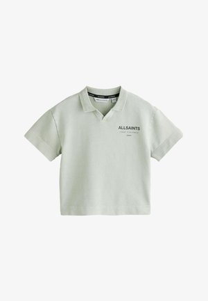 Jasnozielona koszulka polo z krótkim rękawem, małym kołnierzykiem i logo "ALLSAINTS" czarnymi literami na lewej piersi.