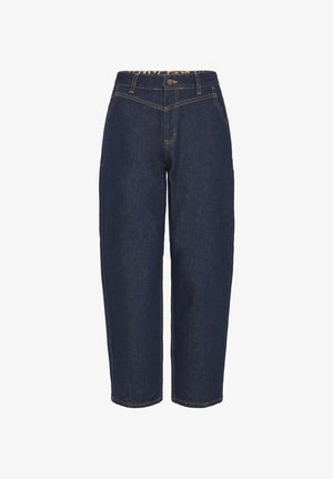 Tamsiai mėlyni džinsai su laisvu siluetu, su geltonomis siūlėmis, priekiniais mygtukais ir standartiniu penkių kišenių dizainu.