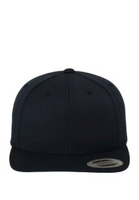 Fekete snapback sapka, texturált anyagból. Lapos karimával, struktúrált koronával és kör alakú logóval a bal oldalon.