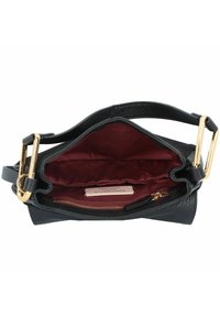 Svart läderhandväska med texturerad yta, gulddetaljer och ett djuprött innertyg som har en ficka med dragkedja och en etikett.