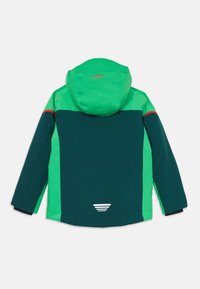 Grønn og mørk teal jakke med hette. Har et rødt tillegg på skulderen og refleksdetaljer i kanten. Glatt tekstur.