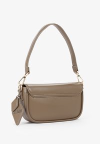 Borsa in pelle taupe di piccole dimensioni con accessori dorati, manico largo e un'etichetta a forma di diamante impressa con "NEW RE VITA."